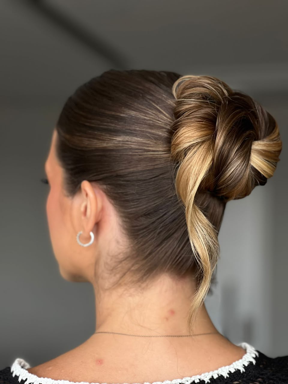 Penteado elegante com mechas frontais modeladas