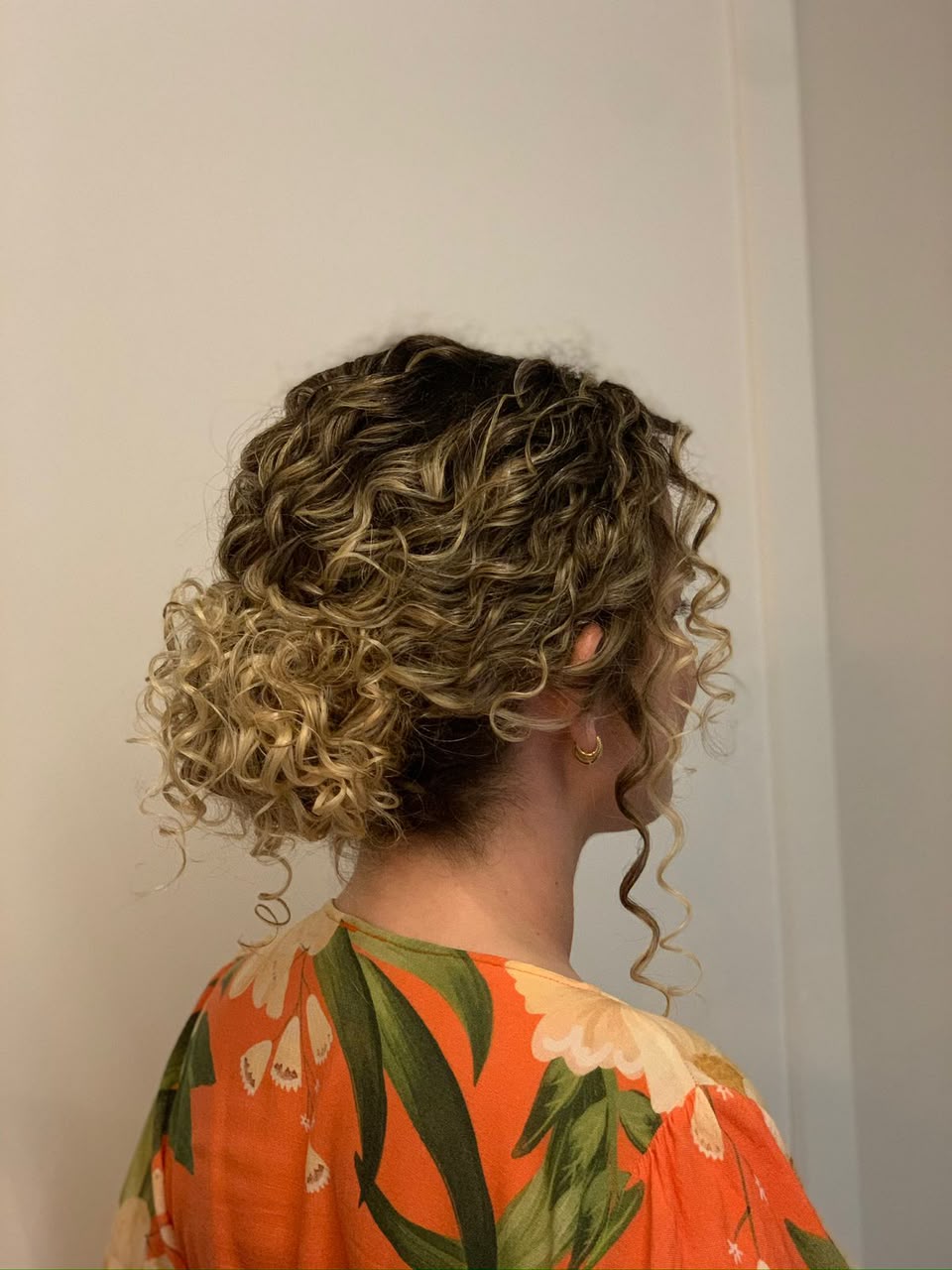 Penteado moderno para noiva com assessoria no quarto de hotel