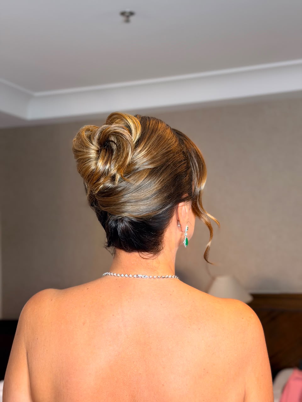 Penteado clássico preso com acessório para madrinhas