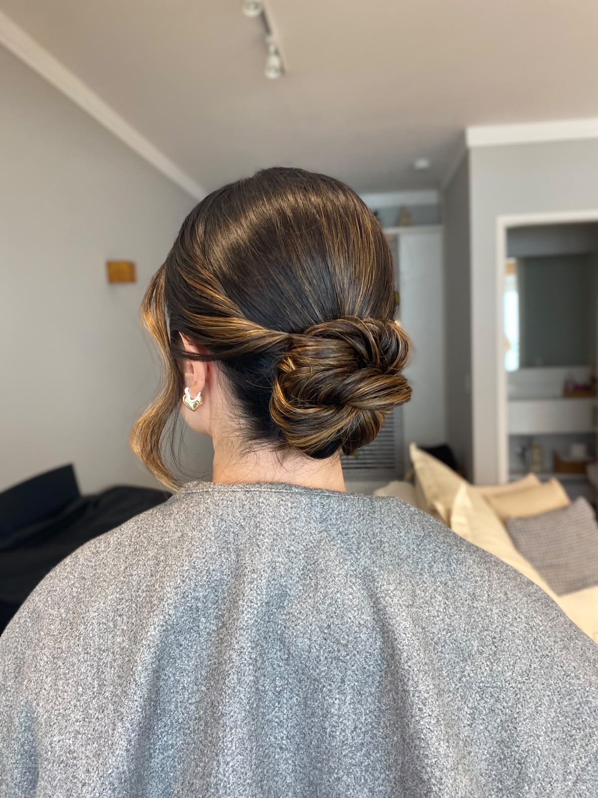 Penteado com trança estruturada e acabamento sem frizz