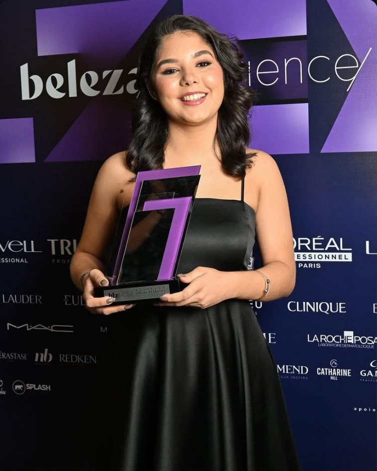 Larissa Mendes com o prêmio Beleza Experience 2024 na categoria Penteados